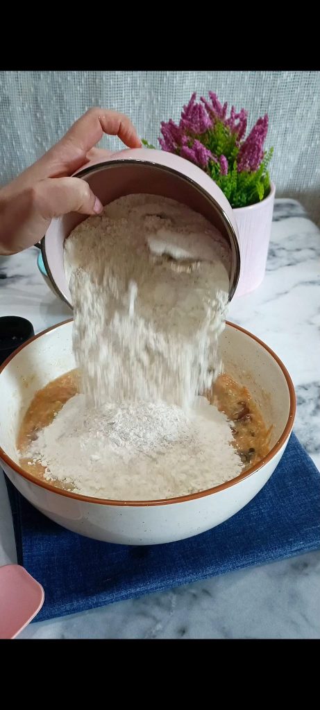 Ajoutons la farine et la levure