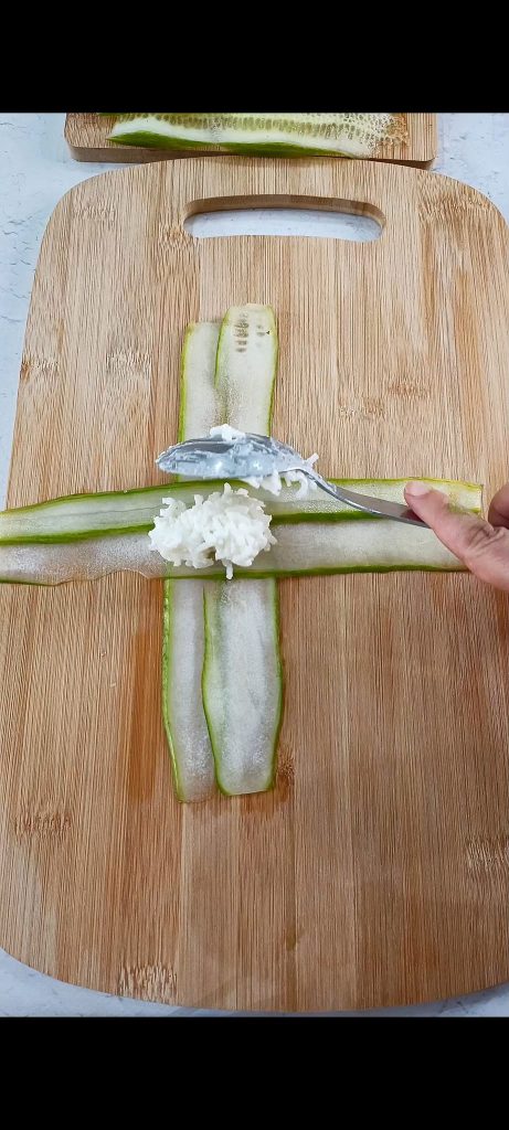 Au centre, nous disposons une cuillère de riz