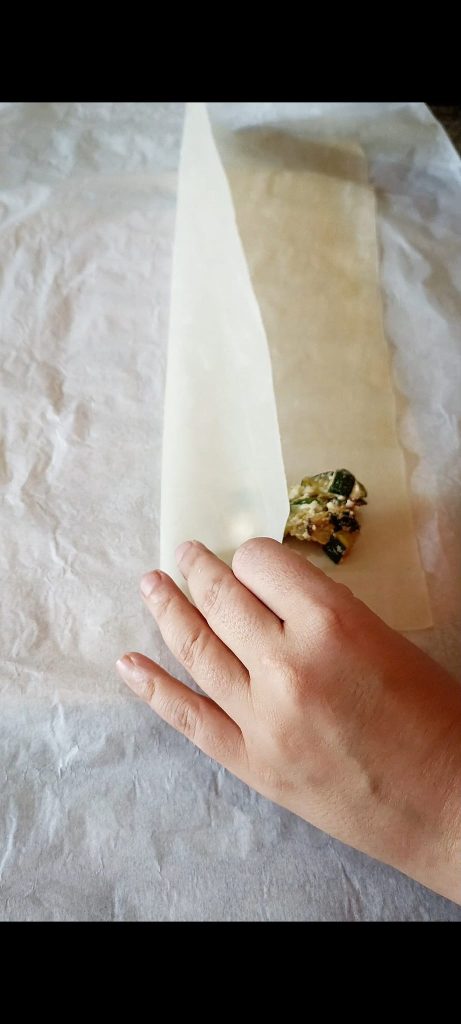 Mettez une cuillère de farce à la base d'une feuille de pâte filo