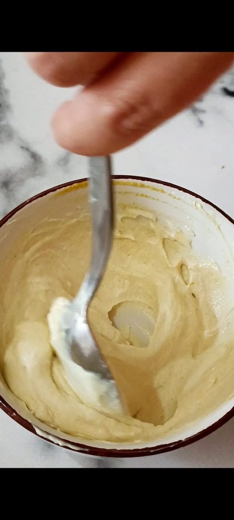 Nous préparons une sauce avec yaourt, moutarde et huile