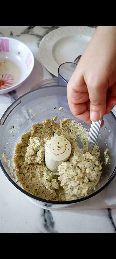 Nous mixons jusqu'à obtenir un mélange homogène et compact