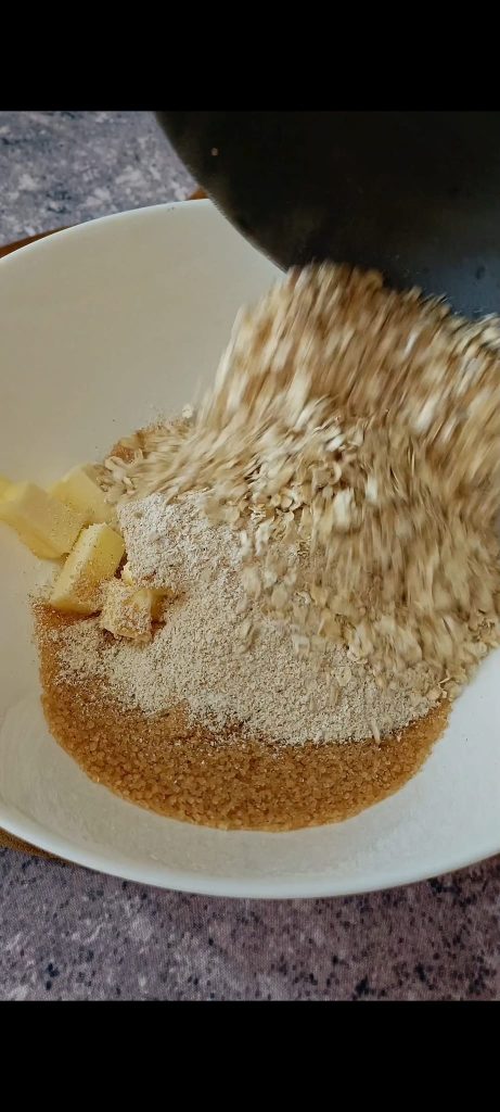 Nous ajoutons aussi la farine et les flocons d'avoine