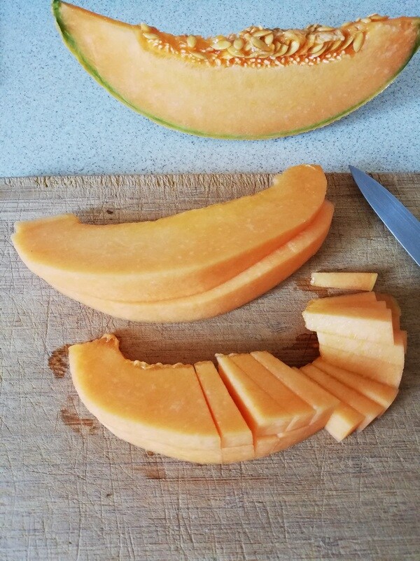 couper en morceaux réguliers (tranches ou cubes) le melon