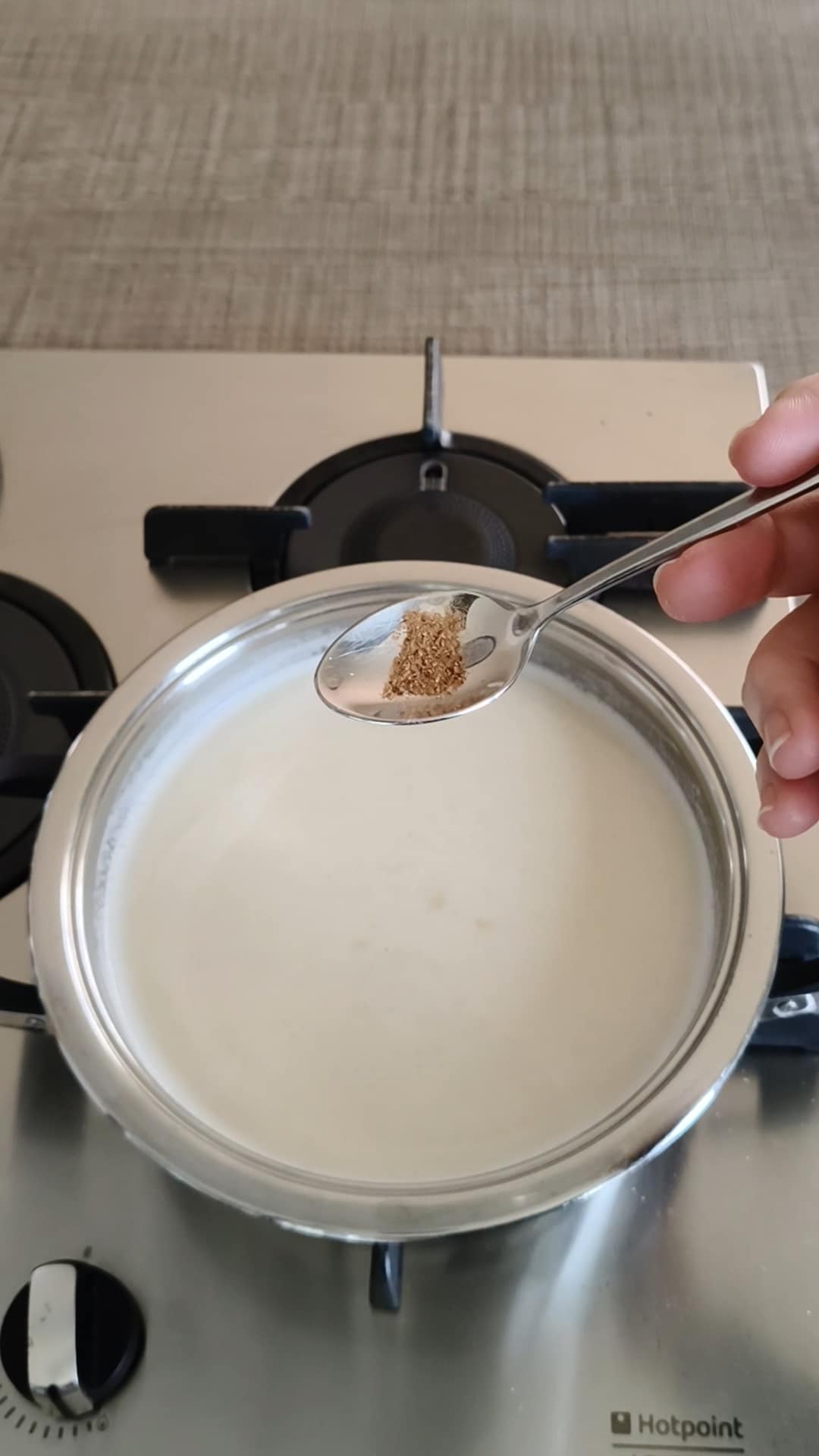 saupoudrer de cacao gâteau froid
