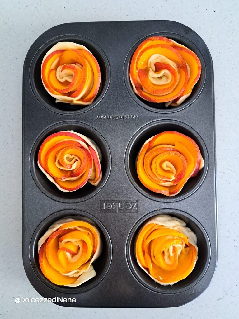 Roses en pâte feuilletée et pêches