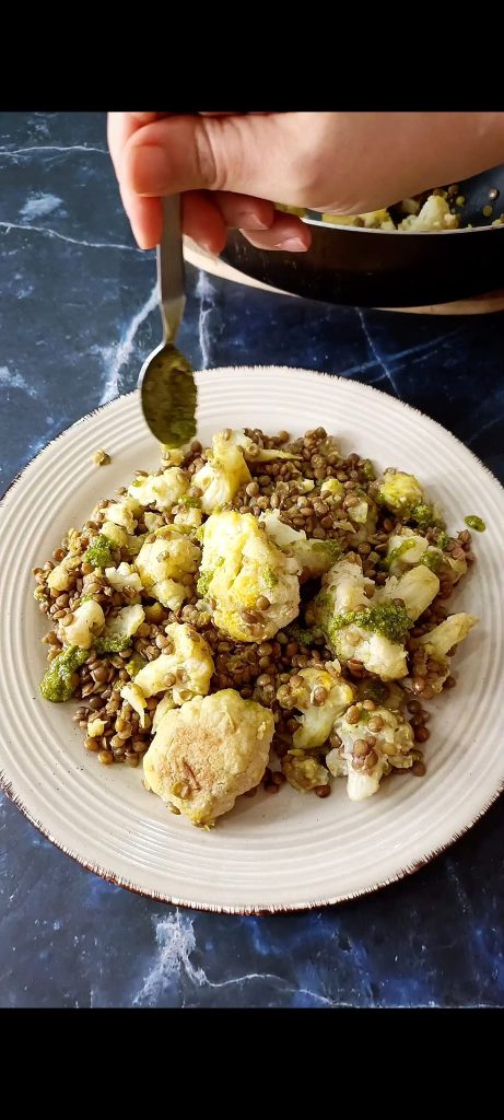 Ajoutons du curcuma et de la sauce basilic