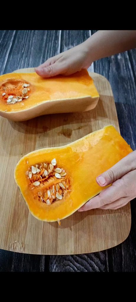 Nous divisons la courge en deux
