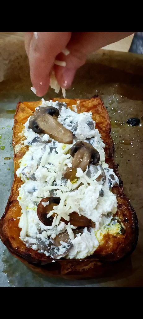 Nous saupoudrons de mozzarella râpée