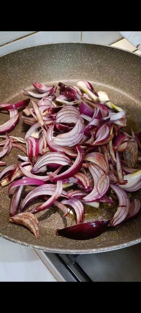Nous cuisons les oignons