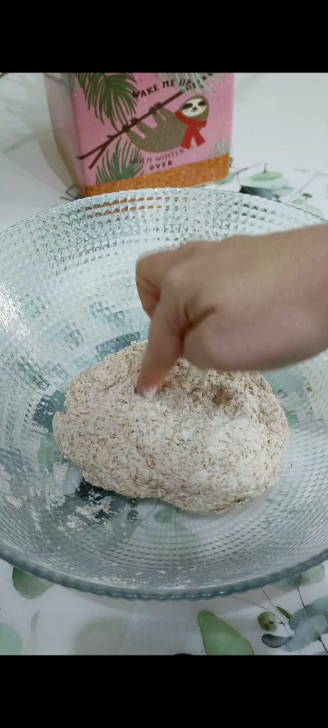 Nous mélangeons les ingrédients jusqu'à obtenir une pâte homogène