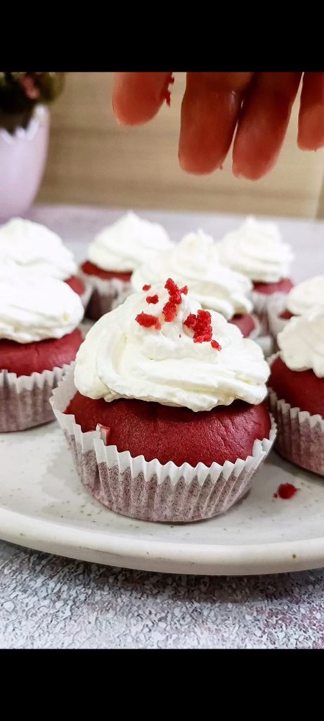 Ajoutez miettes rouges et confettis