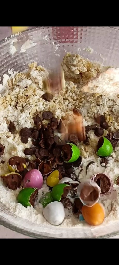 Ajoutons des pépites de chocolat et des œufs