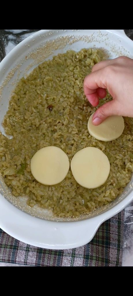 Nous distribuons les tranches de fromage au centre