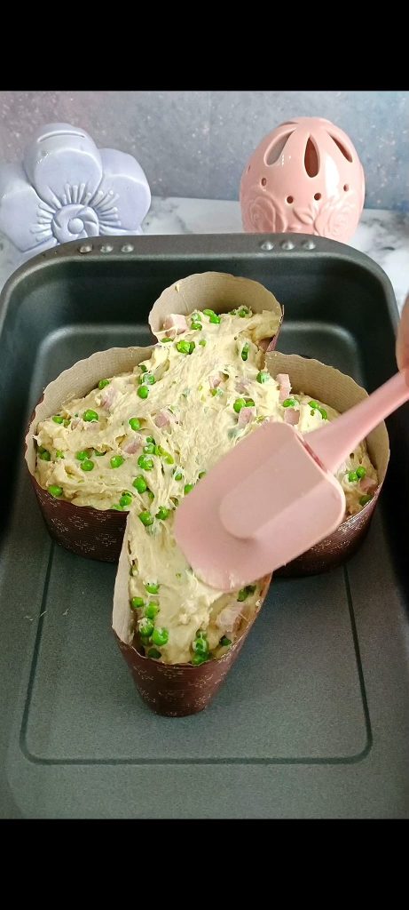Nous versons la pâte dans le moule à colombe