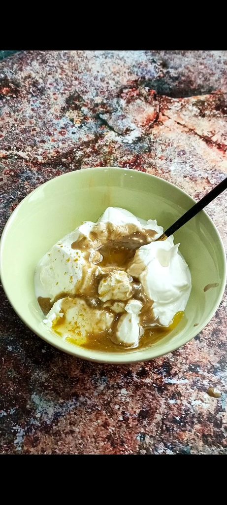 Nous préparons la sauce au yaourt