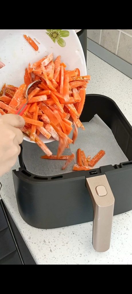 Nous les versons directement dans le panier de la friteuse à air