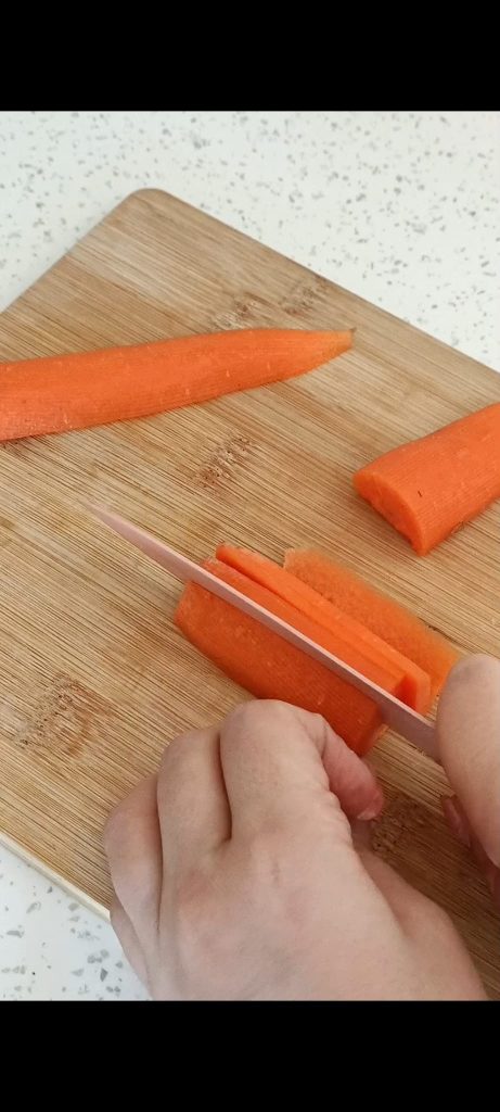 Nous coupons les carottes en bâtonnets ou sticks