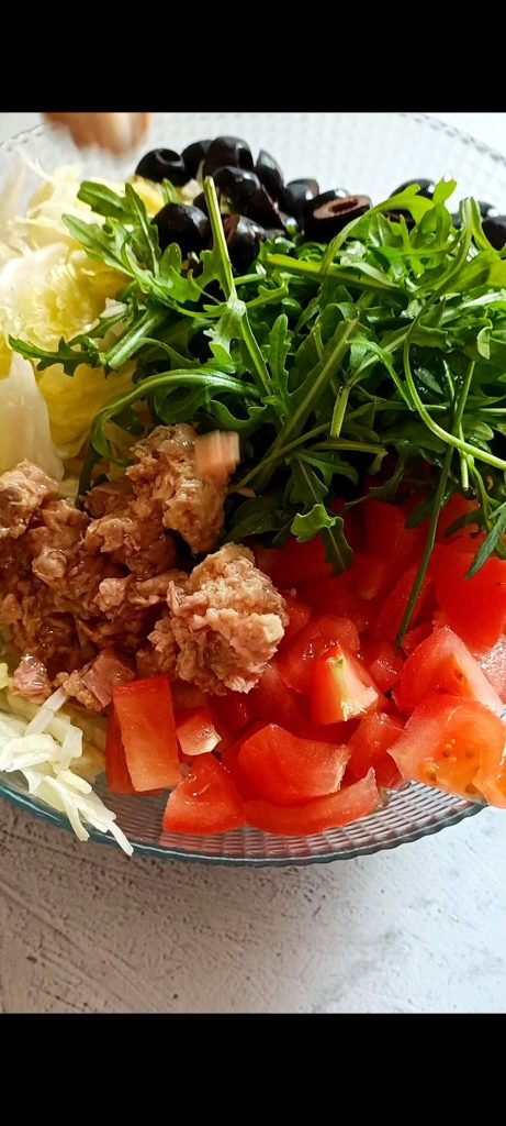 Ajoutons salade, roquette, olives, thon et oignon aux pois chiches