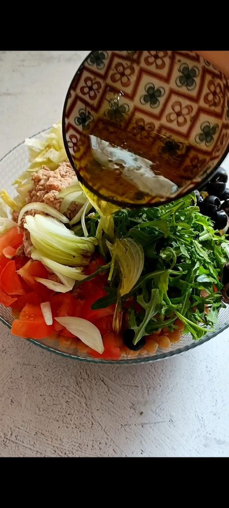 Nous versons l'émulsion sur la salade