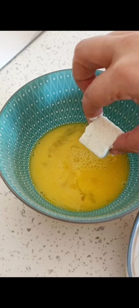 Ensuite dans l'œuf battu