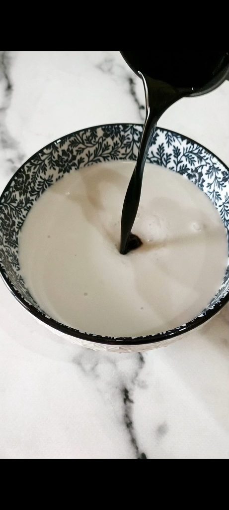 Sauce avec lait de coco, beurre de cacahuète, sauce soja et jus de citron