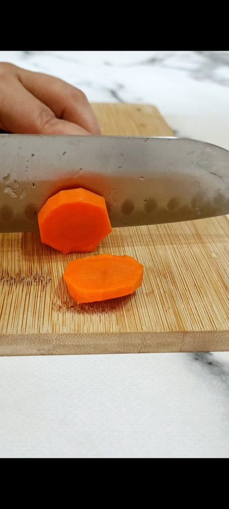 Nettoyez et coupez en tranches les légumes