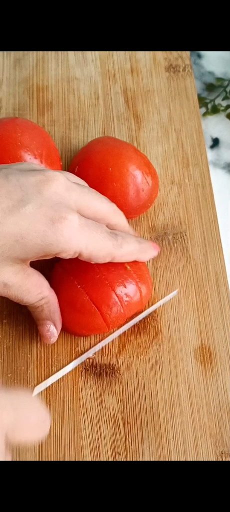 Nous coupons les tomates en dés