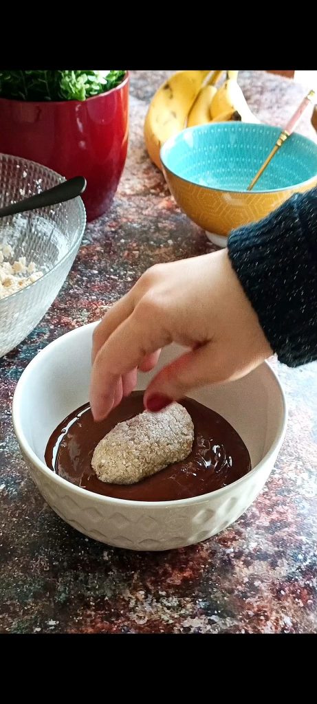 Nous plongeons les bounty dans le chocolat