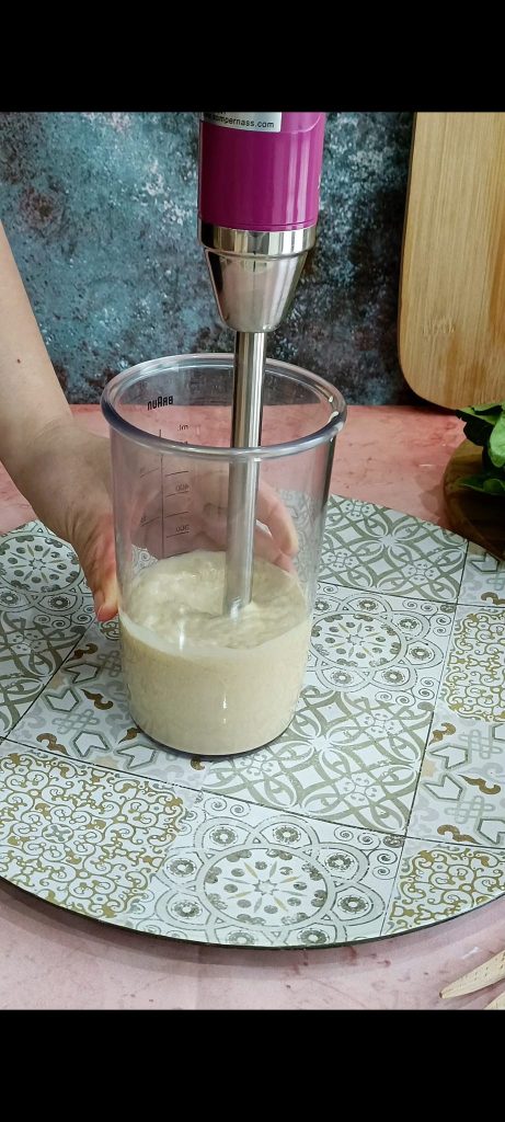 Mixeur plongeant dans un verre haut pour dressing pour salade