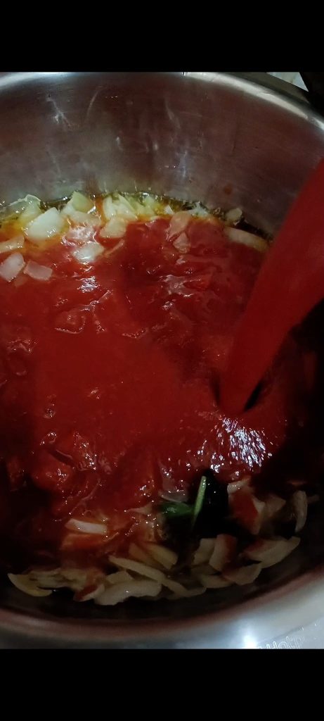 Nous préparons la sauce tomate