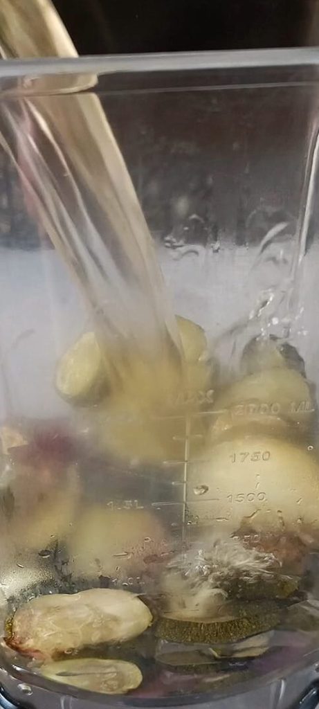 Mixer les courgettes avec le bouillon