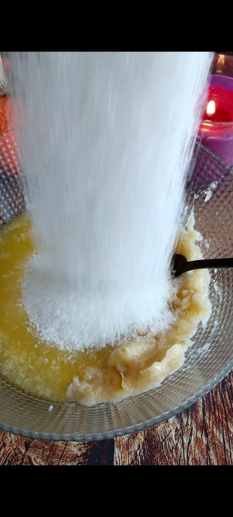 Ajoutons beurre fondu, sucre, œuf