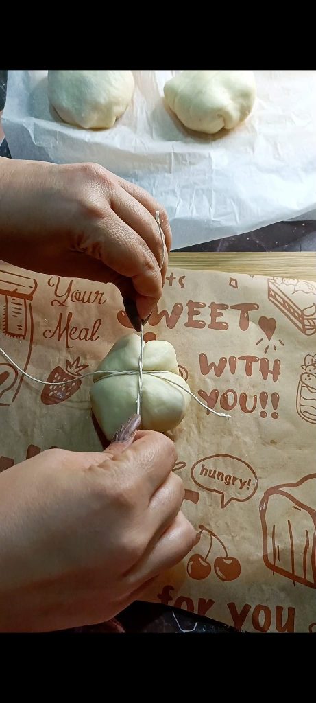 Nous enveloppons chaque boule avec la ficelle de cuisine