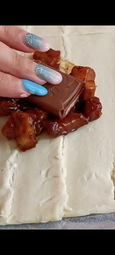 Nous farcissons les carrés de pâte feuilletée avec pommes et chocolat