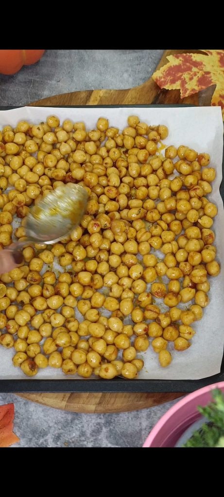 Disposez les pois chiches sur une plaque garnie de papier sulfurisé