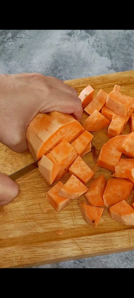 Épluchez et coupez en dés les patates douces