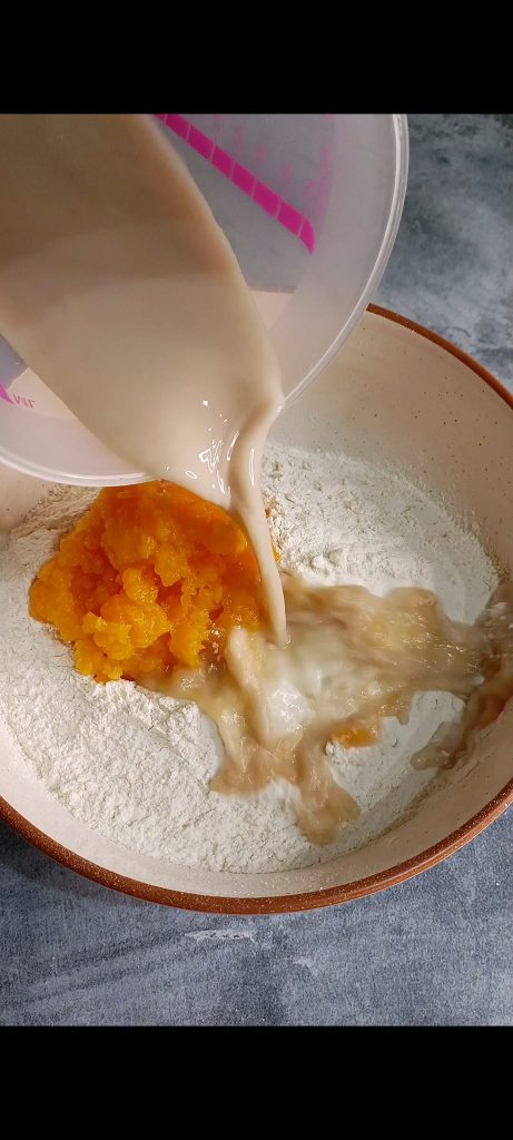 Farine avec purée de citrouille, eau et levure