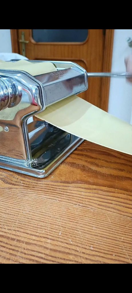 Nous étalons la pâte en fines feuilles