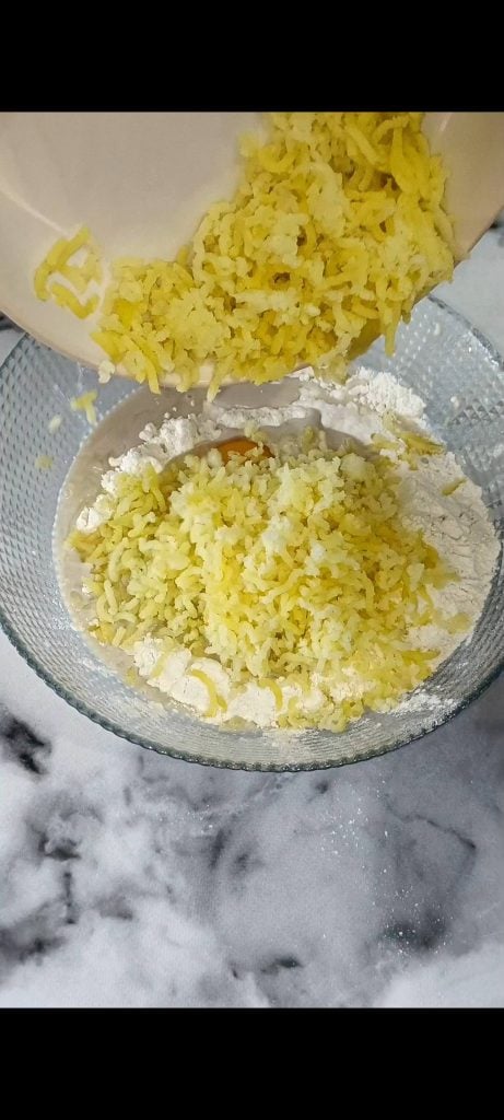 Nous mettons au centre levure, lait, sucre, œuf, pommes de terre écrasées