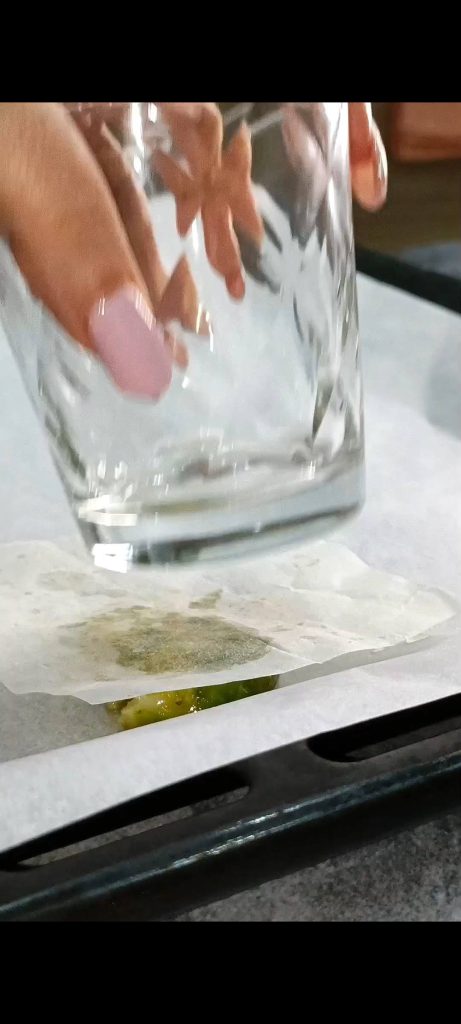 Écrasez les choux avec un verre