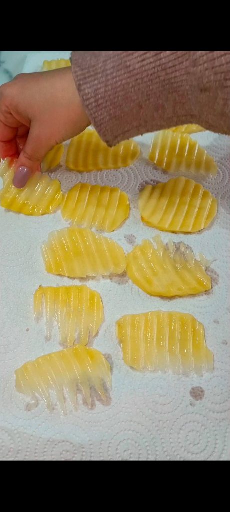 Égouttez les pommes de terre et séchez-les bien