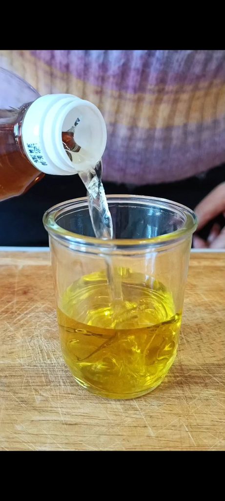 Nous préparons une émulsion avec de l'huile, du jus et du zeste de citron, du vinaigre, de la marjolaine et du sel