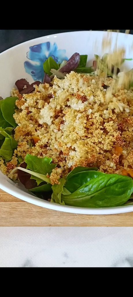 Nous rassemblons les légumes, le quinoa et la feta dans un saladier