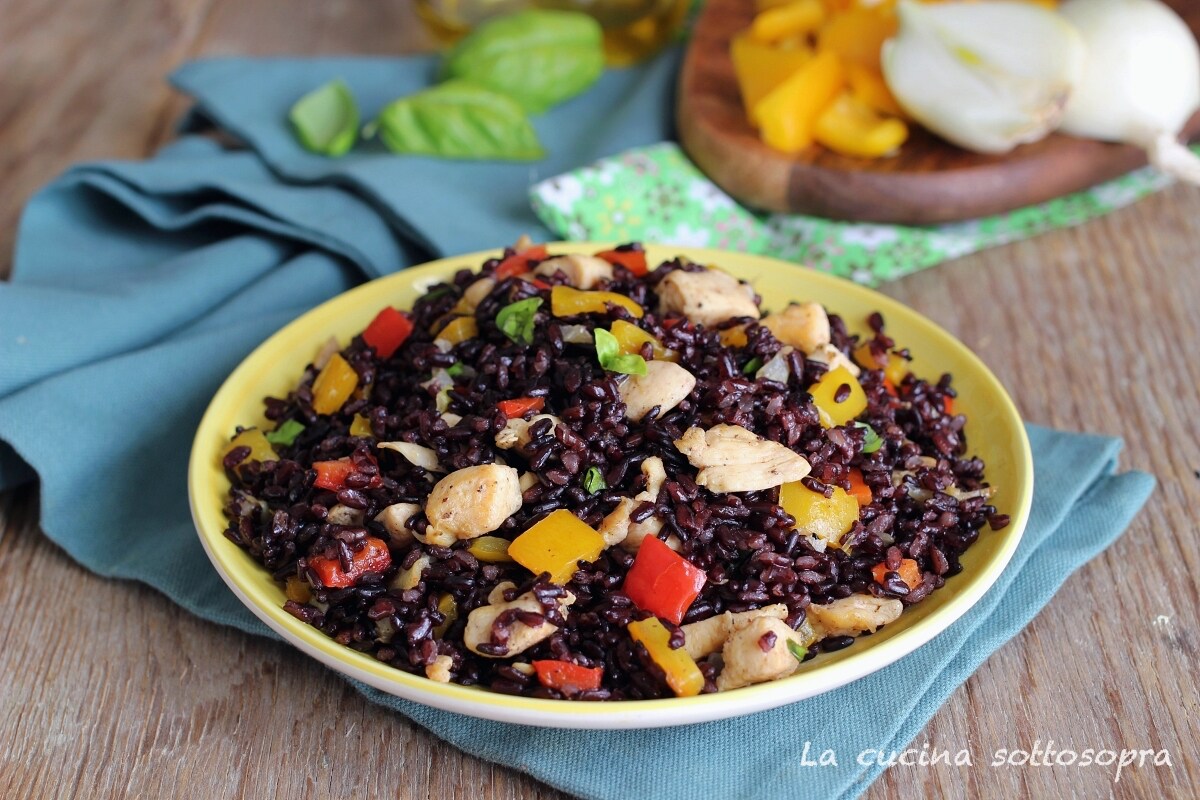 Salade de riz vénéré avec poulet et poivrons