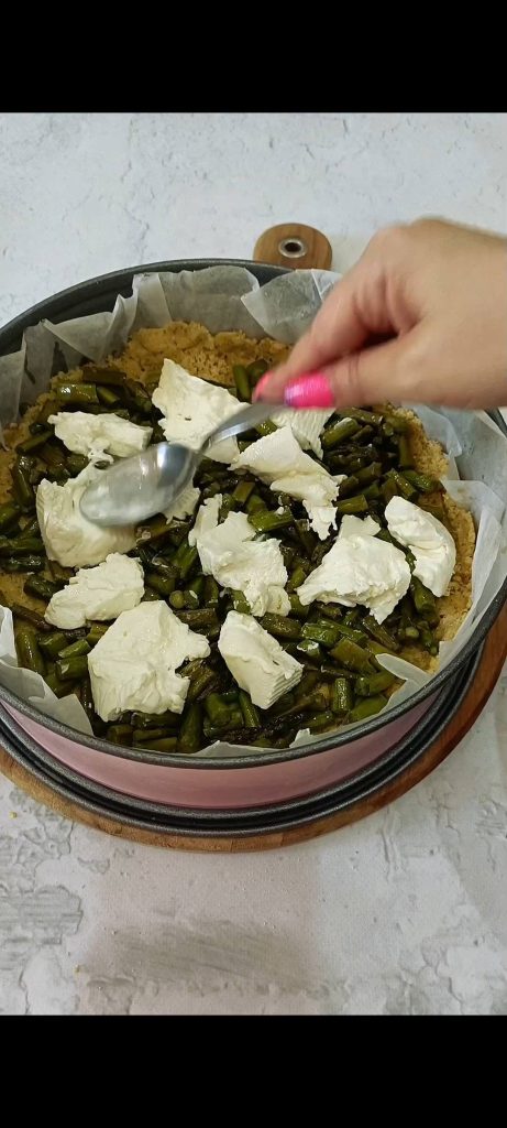 Nous ajoutons les asperges et la crescenza