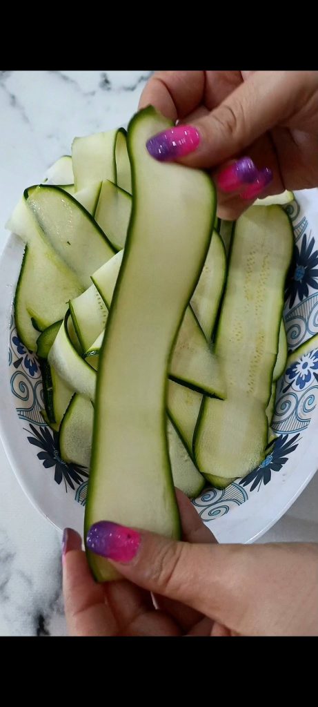 Nous coupons les courgettes en fines tranches