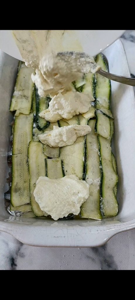 Nous versons la crème sur la galette