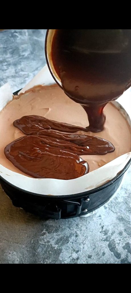 Nous versons la ganache au chocolat sur le cheesecake