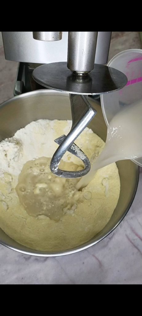 Ajoutons l'eau avec la levure