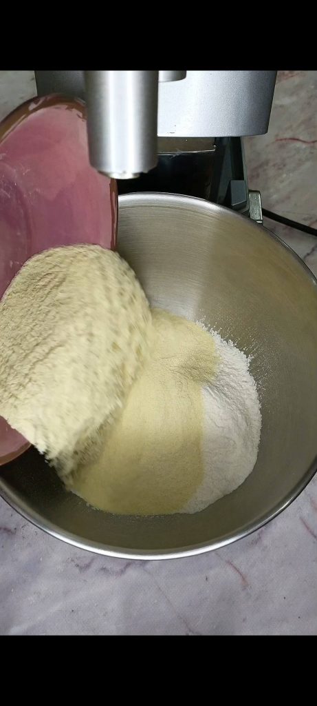 Versez les farines avec les pommes de terre écrasées dans le bol du pétrin
